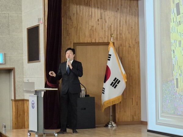 경희대 석사 수덕태권도 정현호 관장이 발표하고 있다. (사진_이성만 기자)