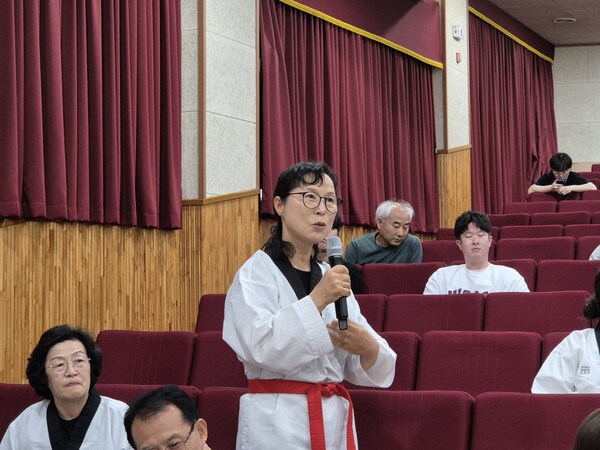 용비태권도 성인부 수련생이 수련하면서 느낀 소감을 발표하고 있다. (사진_이성만 기자)