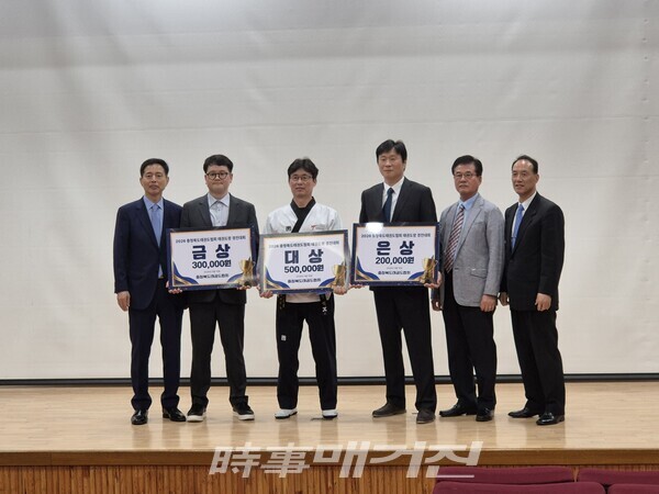 시상 후 기념촬영을 하고 있다. (사진_이성만 기자)