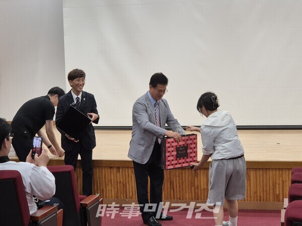 청주시 태권도협회 김태훈 회장이 경품 전달을 하고 있다. (사진_이성만 기자)