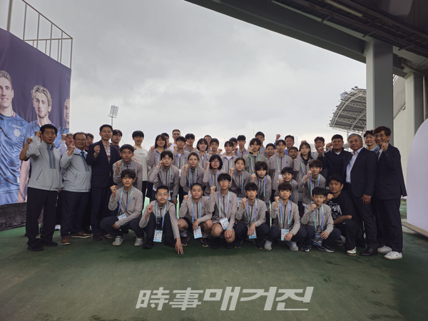 충청북도 태권도 선수단이 출정식을 하고 기념촬영을 하고 있다. (사진_충청북도태권도협회 제공)