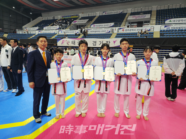 충청북도 태권도협회 송석중 회장과 충북선수 대회 1일차 입상자와 기념 촬영을 하고 있다. (사진_충청북도태권도협회 제공)