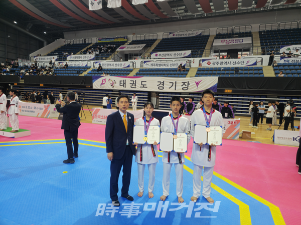 충청북도 태권도협회 송석중 회장과 충북선수 대회 2일차 입상자와 기념 촬영을 하고 있다. (사진_충청북도태권도협회 제공)